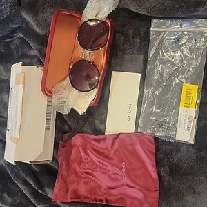 New Gucci sunglasses big round with metal (gold) details. New out ofnthe box